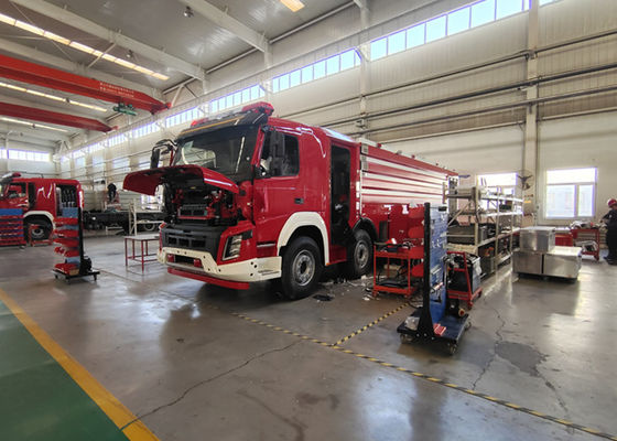 La transmission manuelle 15 tonnes arrosent le camion de pompiers de bateau-citerne avec la cabine distincte d'équipage