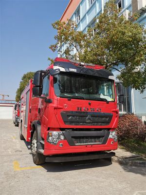 Deux camion de pompiers de bateau-citerne de l'eau d'entraînement de la cabine 4×2 de rangée avec le moniteur manuel 60L/s du feu